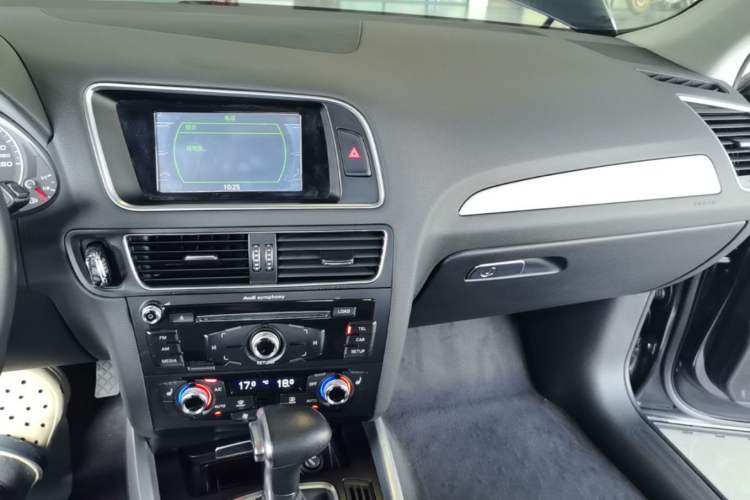 Used Audi Q5 2016 40 TFSI Technology Edition Audio And AC Panel