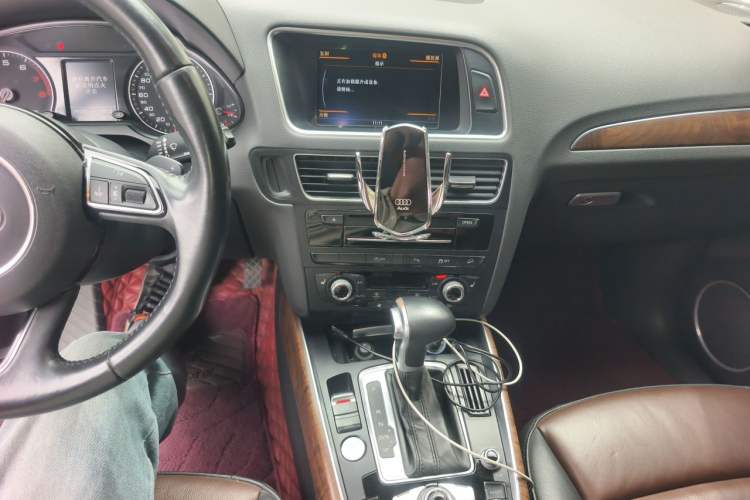 Used Audi Q5 2016 40 TFSI Comfort Model Audio And AC Panel