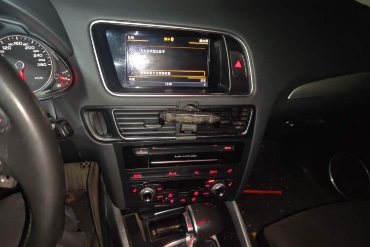 Used Audi Q5 2016 Plus 40 TFSI Dynamic Model Audio And AC Panel