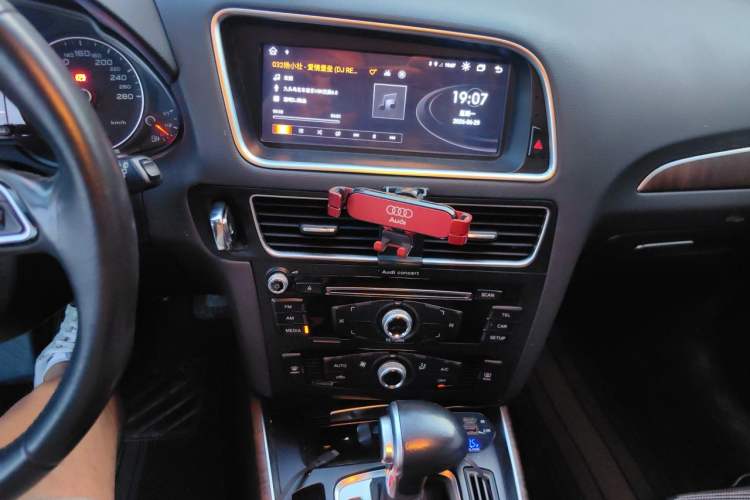 Used Audi Q5 2016 40 TFSI Trendy Edition Audio And AC Panel