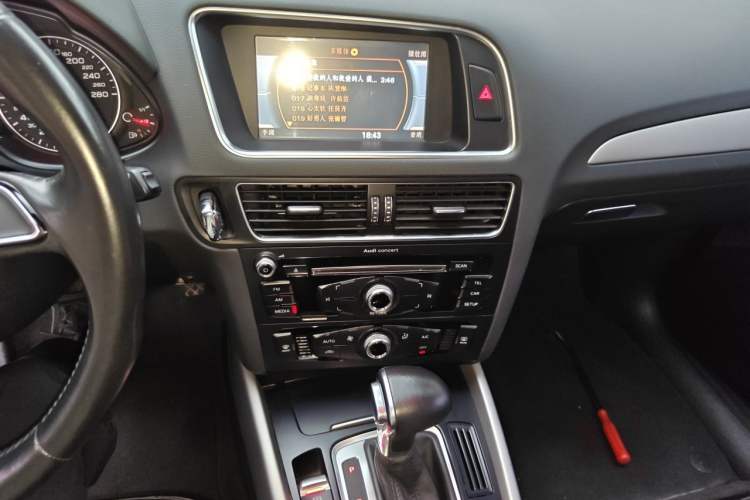 Used Audi Q5 2016 40 TFSI Trendy Edition Audio And AC Panel