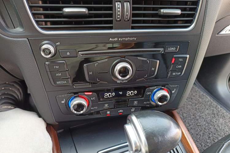 Used Audi Q5 2016 40 TFSI Technology Edition Audio And AC Panel