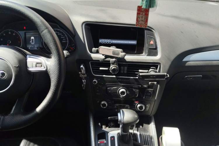 Used Audi Q5 2016 40 TFSI Technology Edition Audio And AC Panel
