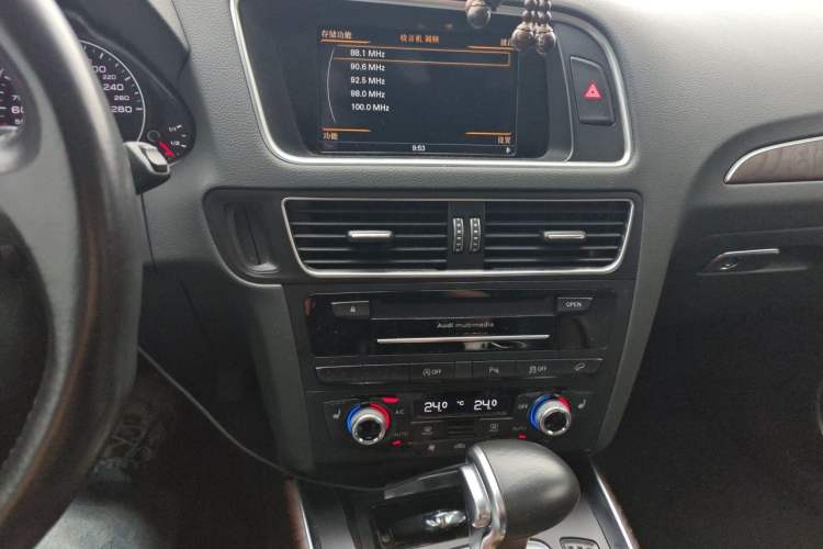 Used Audi Q5 2016 40 TFSI Comfort Model Audio And AC Panel