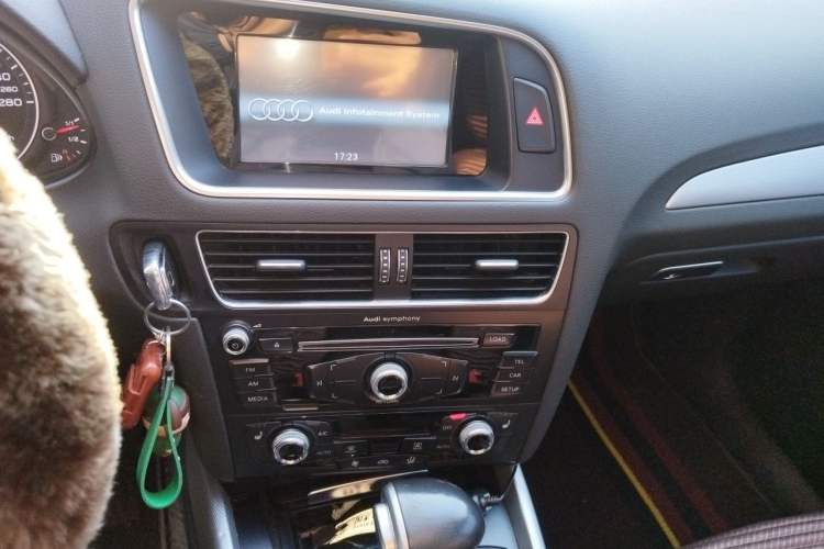 Used Audi Q5 2016 40 TFSI Technology Edition Audio And AC Panel