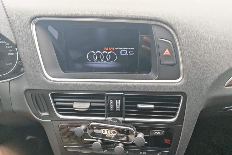 Used Audi Q5 2016 40 TFSI Comfort Model Audio And AC Panel