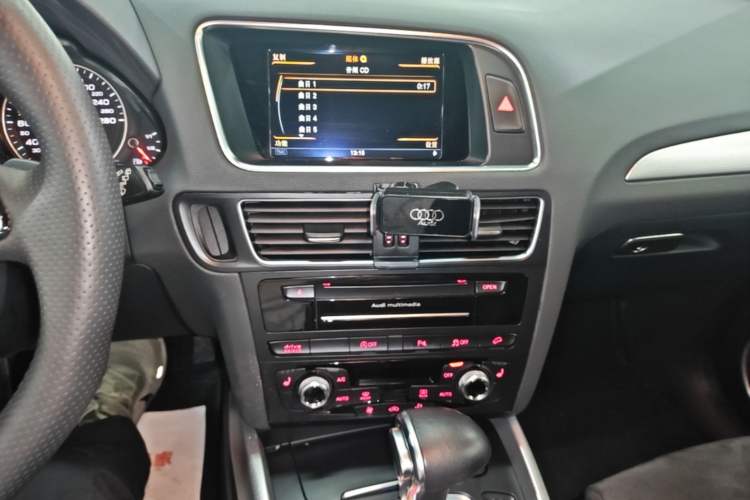 Used Audi Q5 2016 Plus 40 TFSI Dynamic Model Audio And AC Panel