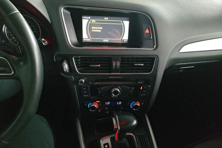 Used Audi Q5 2016 40 TFSI Technology Edition Audio And AC Panel
