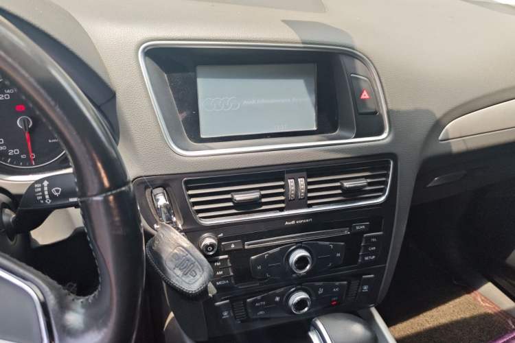 Used Audi Q5 2016 40 TFSI Technology Edition Audio And AC Panel