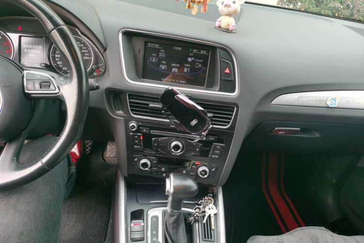 Used Audi Q5 2016 40 TFSI Comfort Model Audio And AC Panel