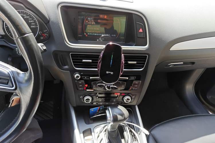 Used Audi Q5 2016 40 TFSI Technology Edition Audio And AC Panel