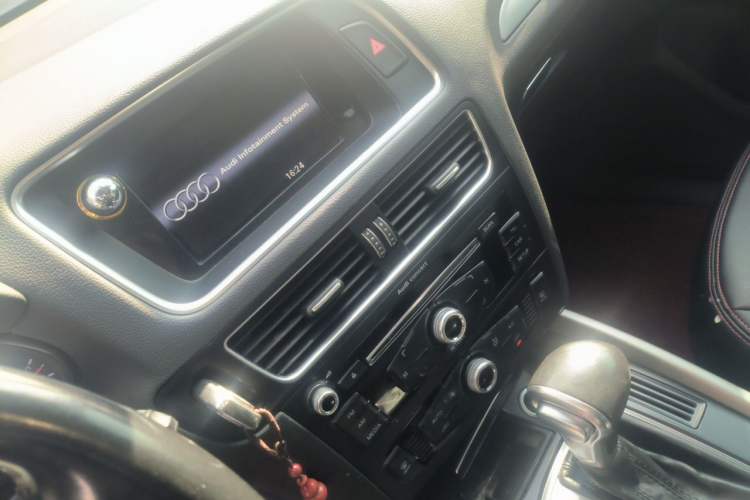 Used Audi Q5 2016 40 TFSI Trendy Edition Audio And AC Panel