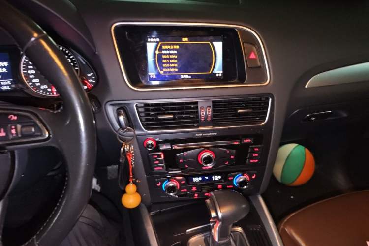 Used Audi Q5 2016 40 TFSI Technology Edition Audio And AC Panel