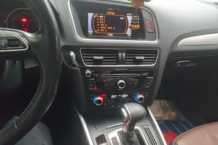 Used Audi Q5 2016 40 TFSI Technology Edition Audio And AC Panel
