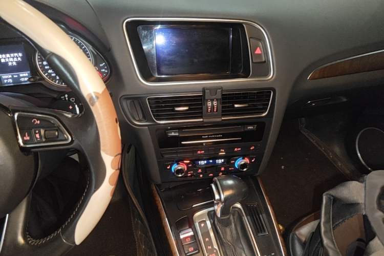 Used Audi Q5 2016 40 TFSI Comfort Model Audio And AC Panel