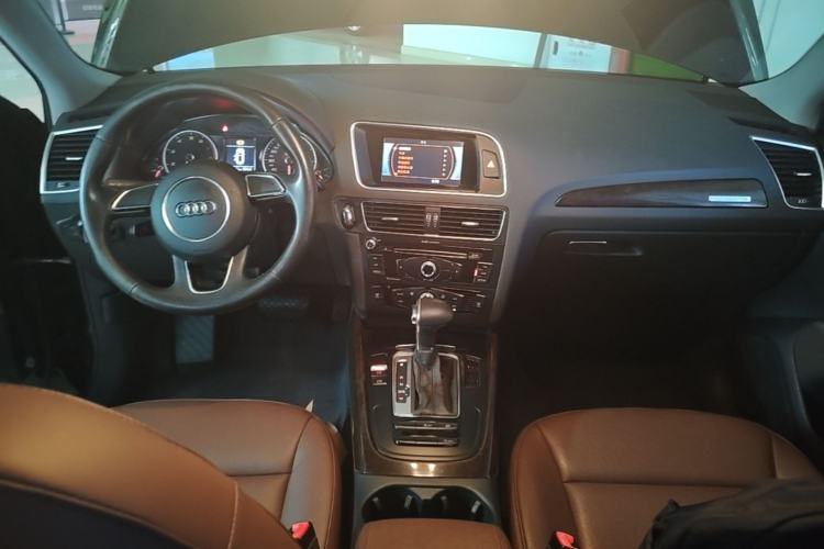 Used Audi Q5 2016 40 TFSI Trendy Edition Center Console