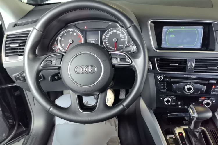 Used Audi Q5 2016 40 TFSI Technology Edition Center Console