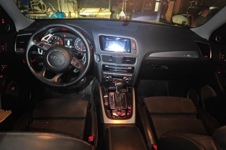 Used Audi Q5 2016 Plus 40 TFSI Dynamic Model Center Console