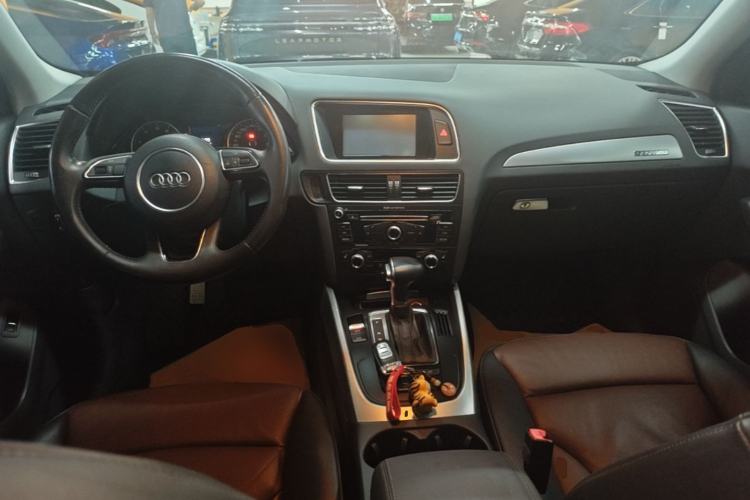 Used Audi Q5 2016 40 TFSI Technology Edition Center Console