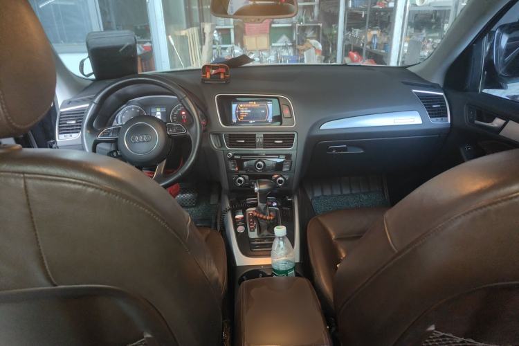 Used Audi Q5 2016 40 TFSI Comfort Model Center Console