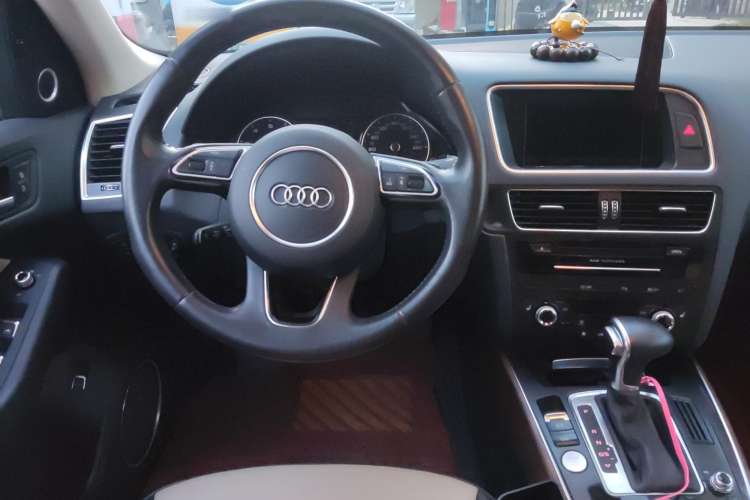 Used Audi Q5 2016 40 TFSI Technology Edition Center Console
