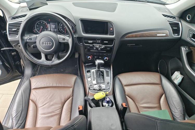 Used Audi Q5 2016 40 TFSI Comfort Model Center Console