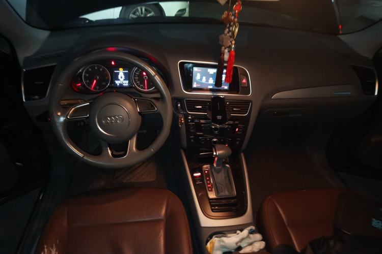 Used Audi Q5 2016 40 TFSI Trendy Edition Center Console