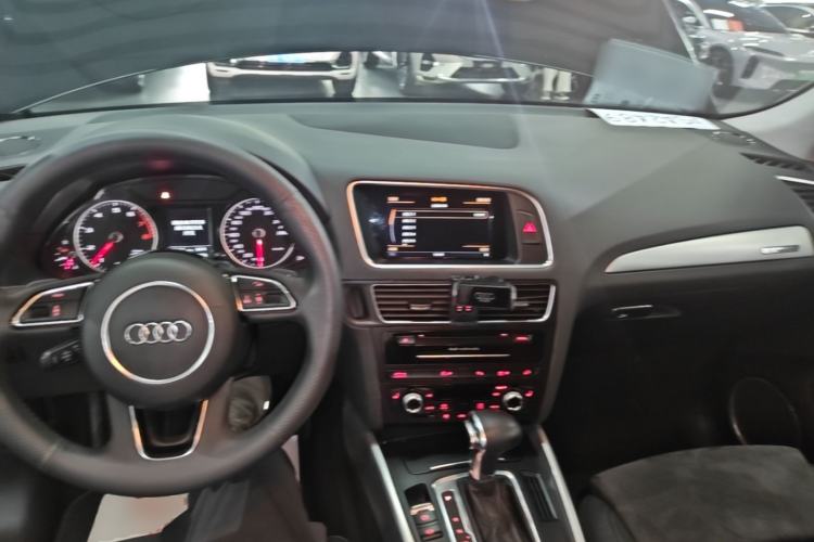 Used Audi Q5 2016 Plus 40 TFSI Dynamic Model Center Console