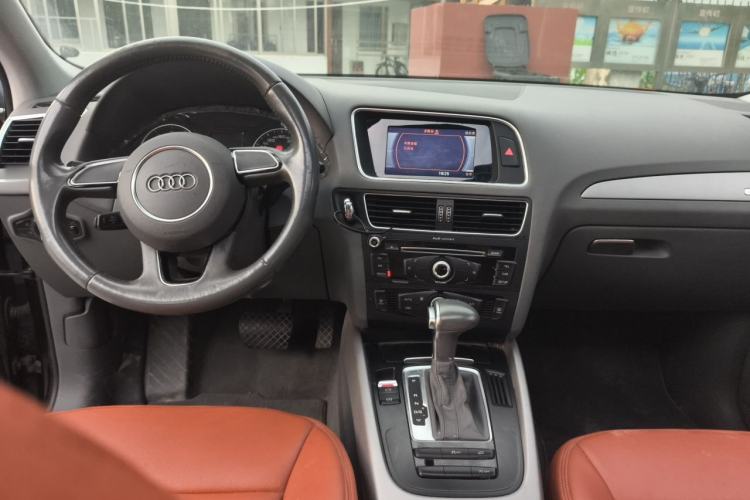 Used Audi Q5 2016 40 TFSI Trendy Edition Center Console