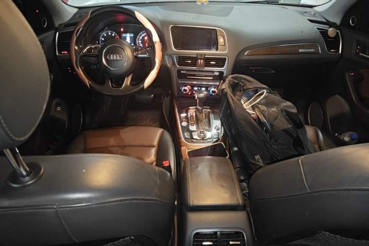 Used Audi Q5 2016 40 TFSI Comfort Model Center Console