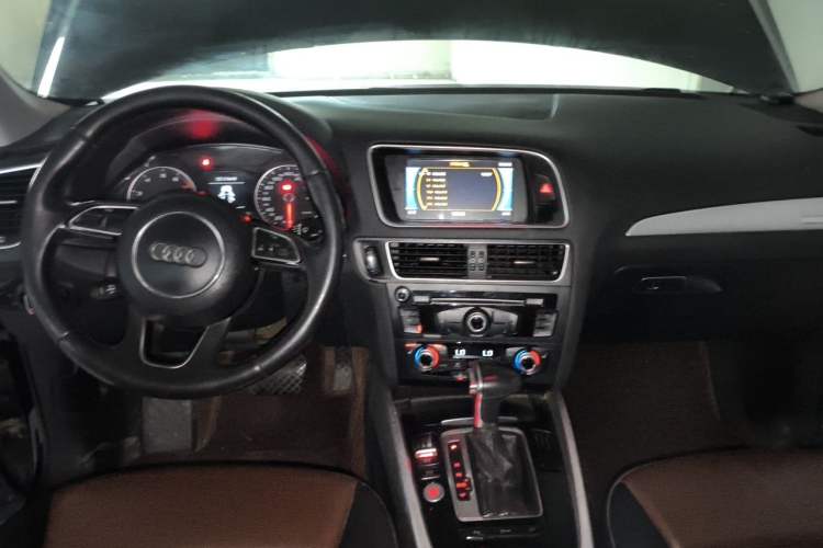 Used Audi Q5 2016 40 TFSI Technology Edition Center Console