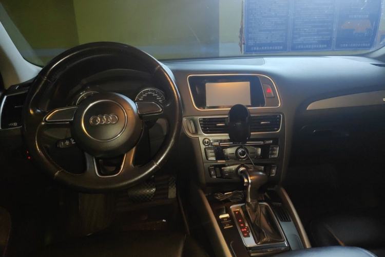 Used Audi Q5 2016 40 TFSI Trendy Edition Center Console