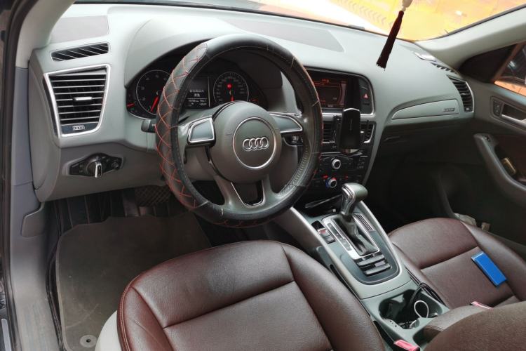 Used Audi Q5 2016 40 TFSI Trendy Edition Center Console