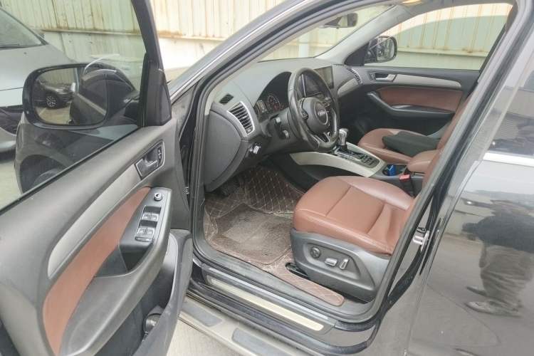 Used Audi Q5 2016 40 TFSI Trendy Edition Driver Seat