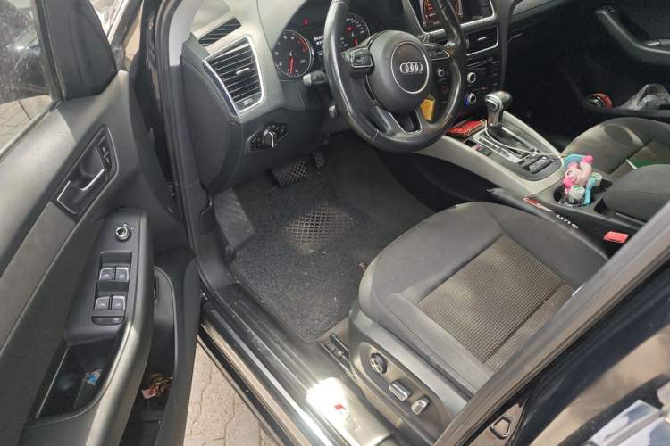 Used Audi Q5 2016 40 TFSI Trendy Edition Driver Seat