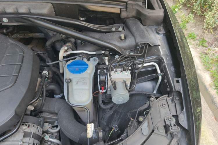 Used Audi Q5 2016 40 TFSI Comfort Model Engine Bay Left