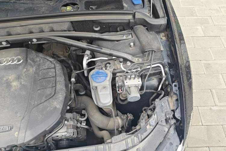 Used Audi Q5 2016 40 TFSI Comfort Model Engine Bay Left
