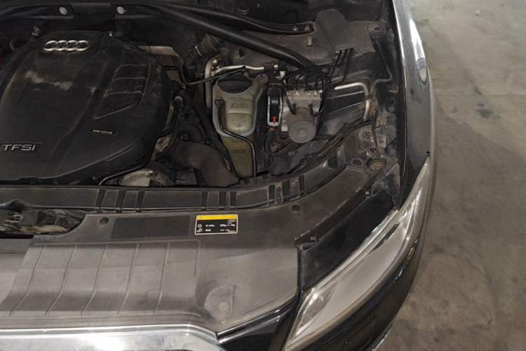 Used Audi Q5 2016 40 TFSI Comfort Model Engine Bay Left