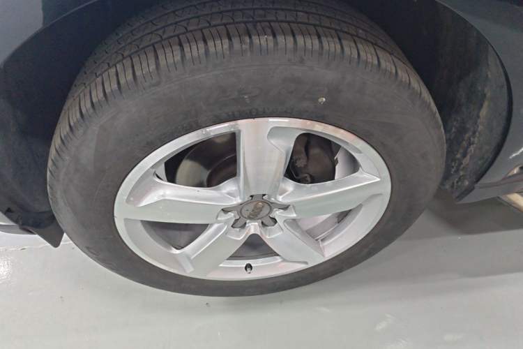 Used Audi Q5 2016 40 TFSI Technology Edition Left Front Wheel Hub