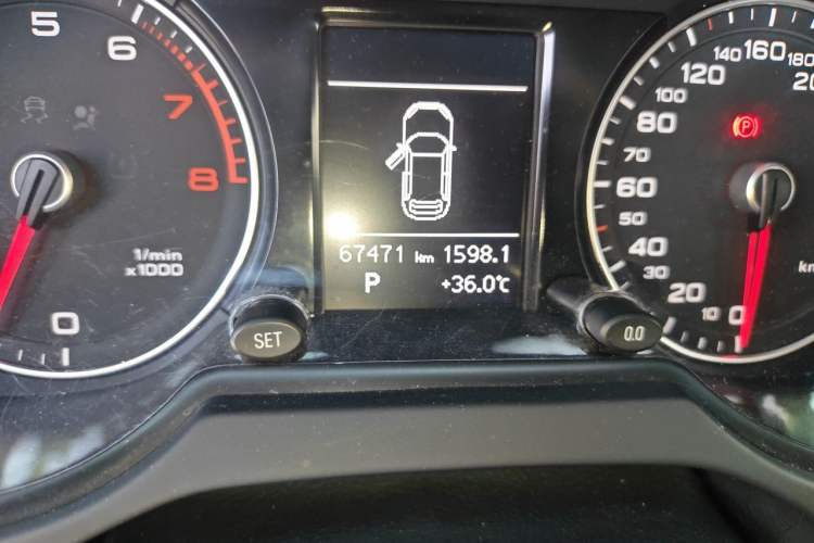 Used Audi Q5 2016 40 TFSI Technology Edition Odometer Close Up