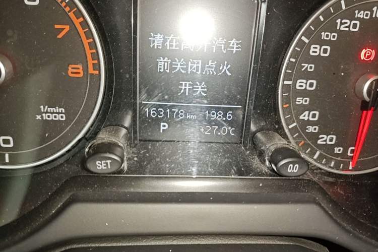 Used Audi Q5 2016 40 TFSI Technology Edition Odometer Close Up