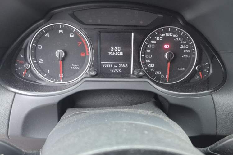 Used Audi Q5 2016 40 TFSI Technology Edition Odometer Close Up
