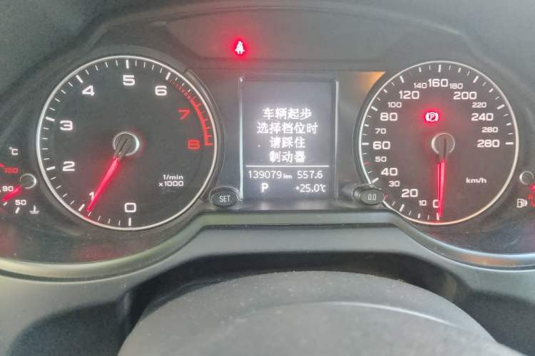 Used Audi Q5 2016 40 TFSI Technology Edition Odometer Close Up