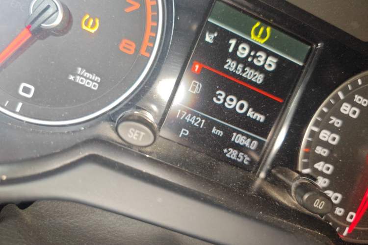 Used Audi Q5 2016 Plus 40 TFSI Dynamic Model Odometer Close Up