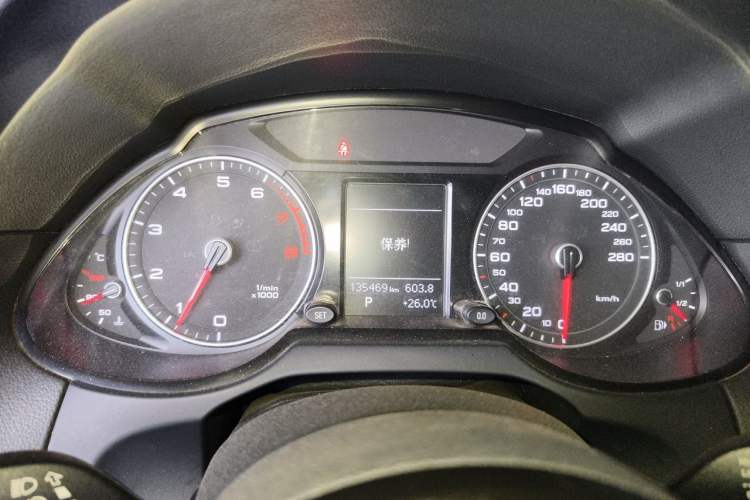 Used Audi Q5 2016 40 TFSI Technology Edition Odometer Close Up