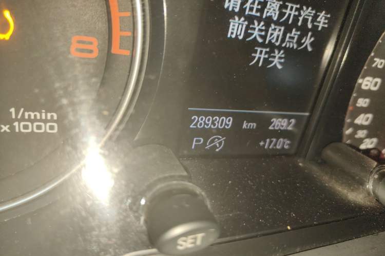 Used Audi Q5 2016 40 TFSI Comfort Model Odometer Close Up