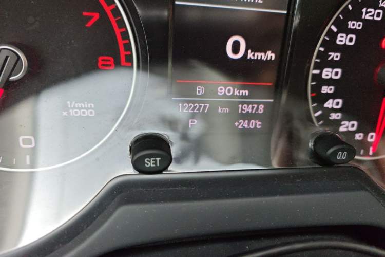 Used Audi Q5 2016 40 TFSI Comfort Model Odometer Close Up