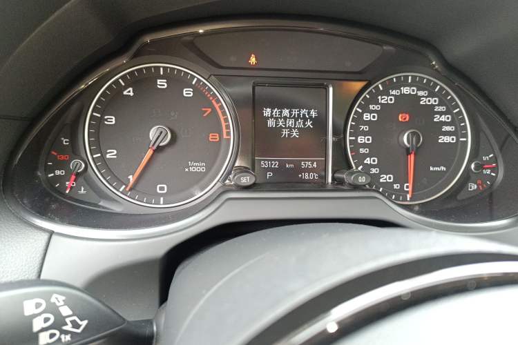 Used Audi Q5 2016 40 TFSI Comfort Model Odometer Close Up