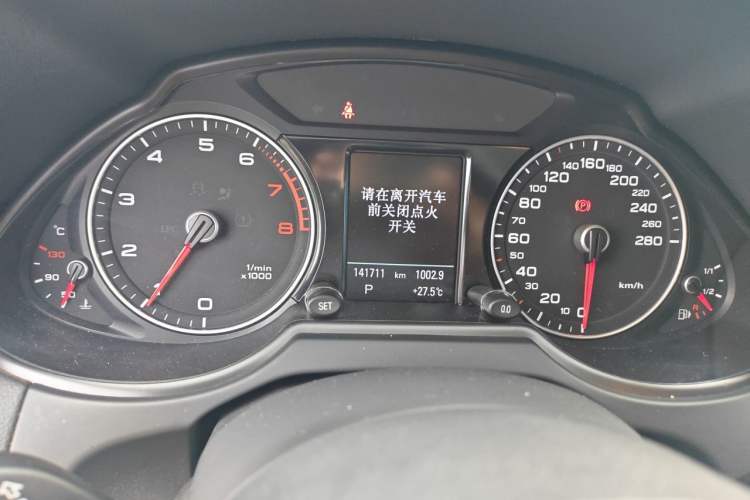 Used Audi Q5 2016 40 TFSI Comfort Model Odometer Close Up