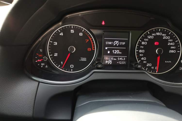 Used Audi Q5 2016 40 TFSI Trendy Edition Odometer Close Up